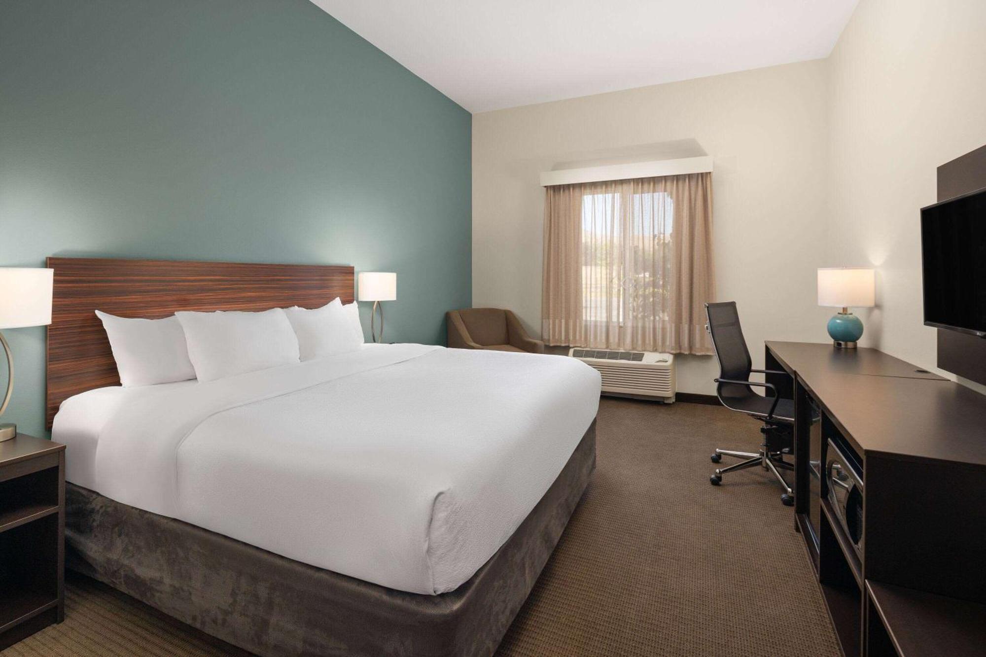 La Quinta Inn & Suites By Wyndham Wenatchee Exterior photo